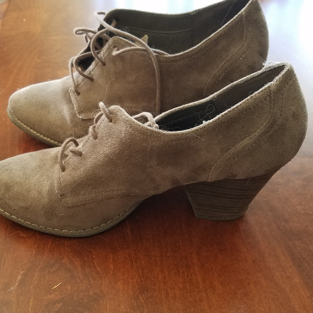 Womans size8.5 tan suede lace up heel shoes